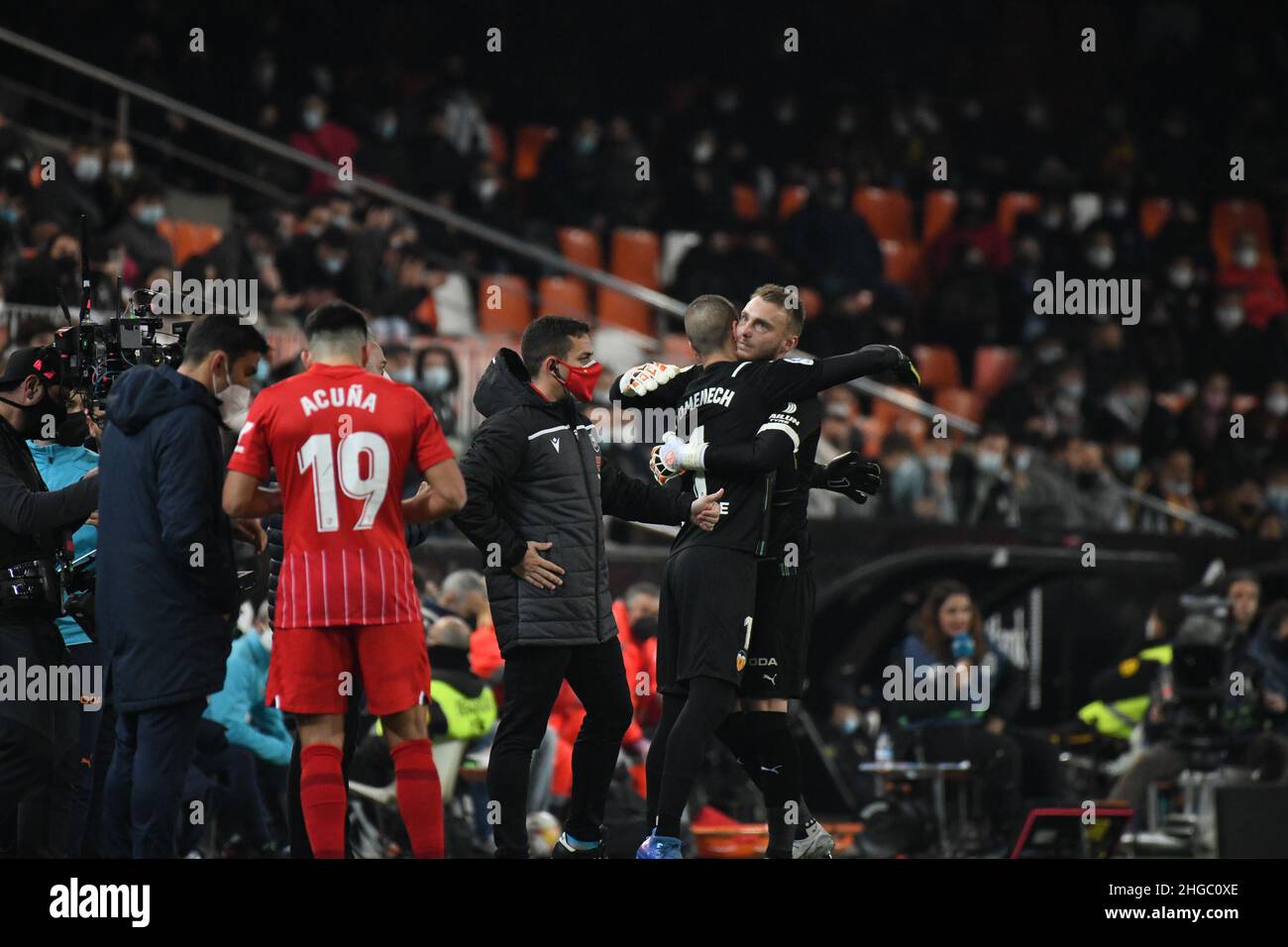 VALENCIA - GENNAIO 19: Jasper Cillessen di Valencia è stato sostituito da Jaume Doménech durante la partita la Liga tra Valencia e Siviglia allo stadio Mestalla il 19 gennaio 2022 a Valencia, Spagna. (Foto di Sara Aribó/PxImages) Credit: PX Images/Alamy Live News Foto Stock