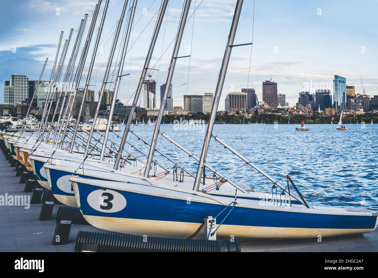 Barche a vela ormeggiate su un fiume Charles con vista dei grattacieli di Boston Foto Stock