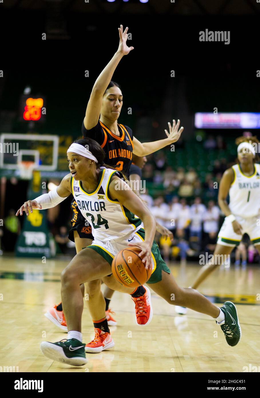 Waco, Texas, Stati Uniti. 19th Jan 2022. Baylor Lady Bears Guard Sarah Andrews (24) guida al basket contro la guardia delle Oklahoma state Cowgirls Micah Dennis (3) durante il 1st quarto della partita di pallacanestro NCAA tra le Oklahoma state Cowgirls e gli Baylor Lady Bears al Ferrell Center di Waco, Texas. Matthew Lynch/CSM/Alamy Live News Foto Stock