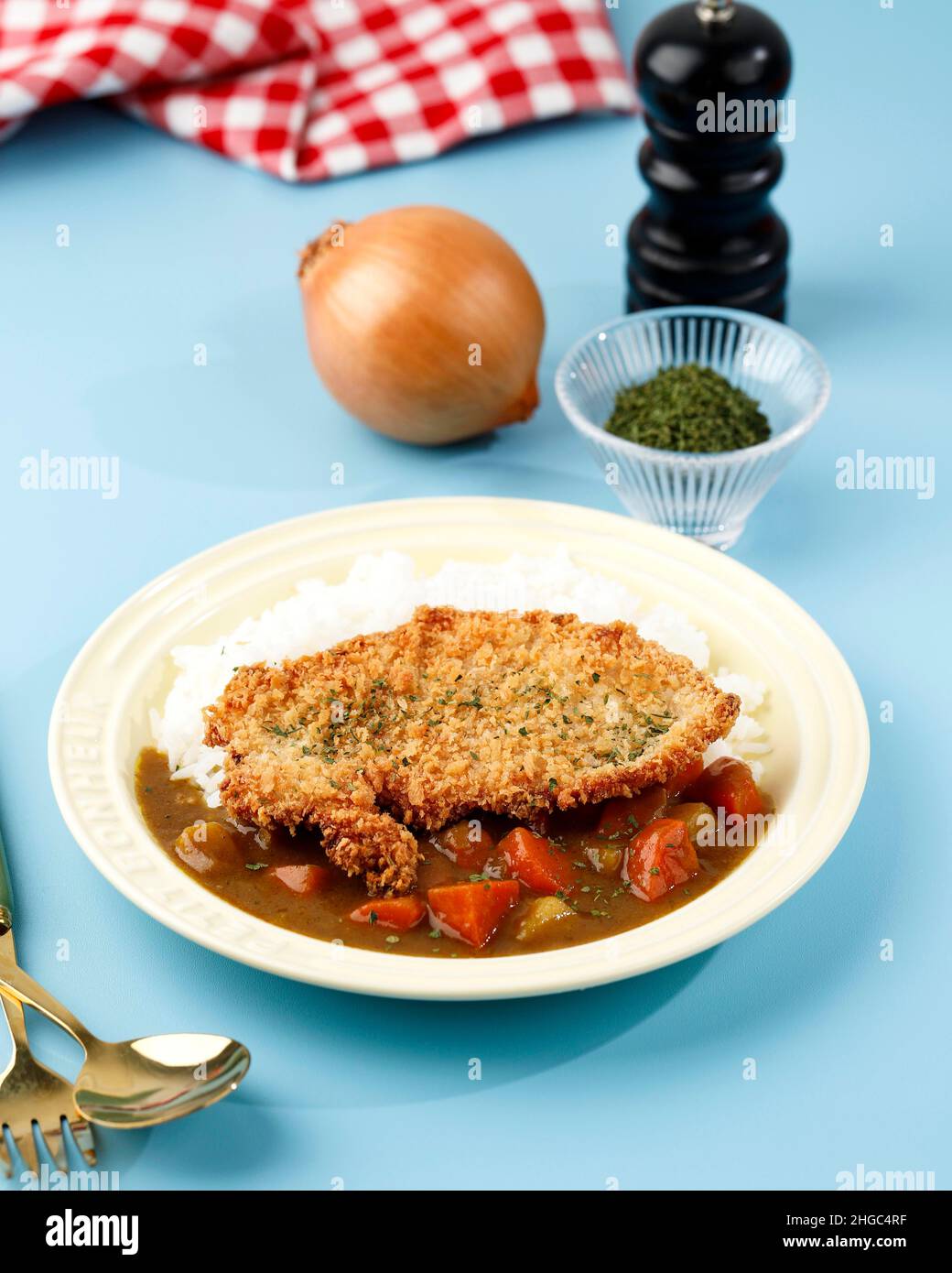 Riccio fritto di maiale con riso, cucina giapponese, su sfondo blu Foto Stock