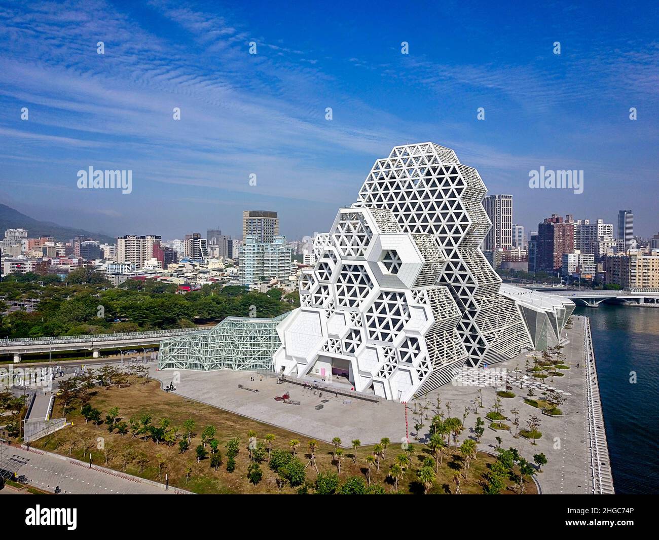 Kaohsiung, Taiwan - 24 dicembre 2021: Vista aerea del Kaohsiung Music Center (KMC). Foto Stock