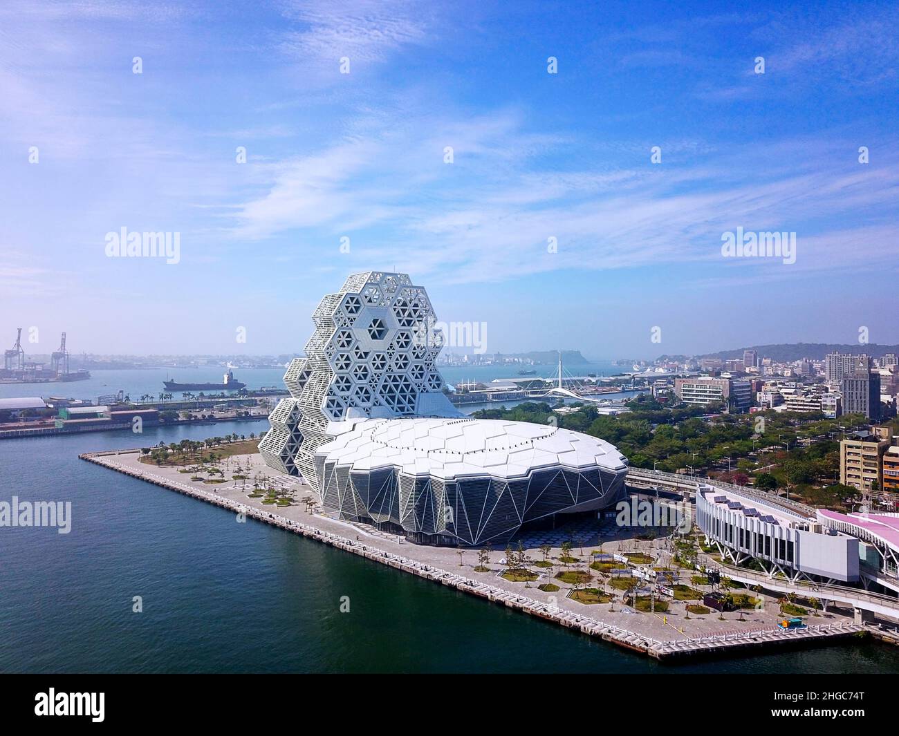 Kaohsiung, Taiwan - 24 dicembre 2021: Vista aerea del Kaohsiung Music Center (KMC). Foto Stock