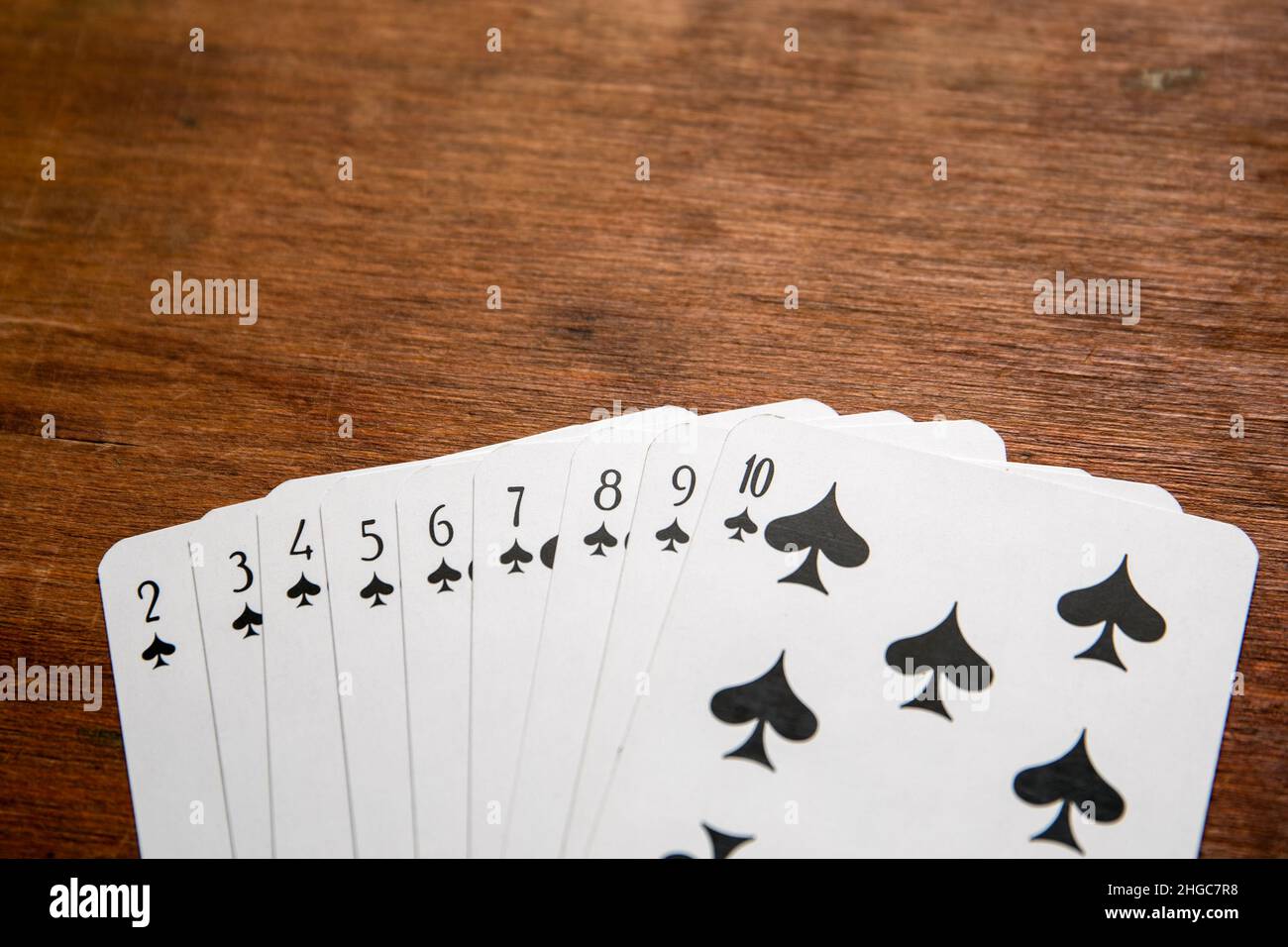 Carta da gioco su sfondo marrone di legno. Foto Stock