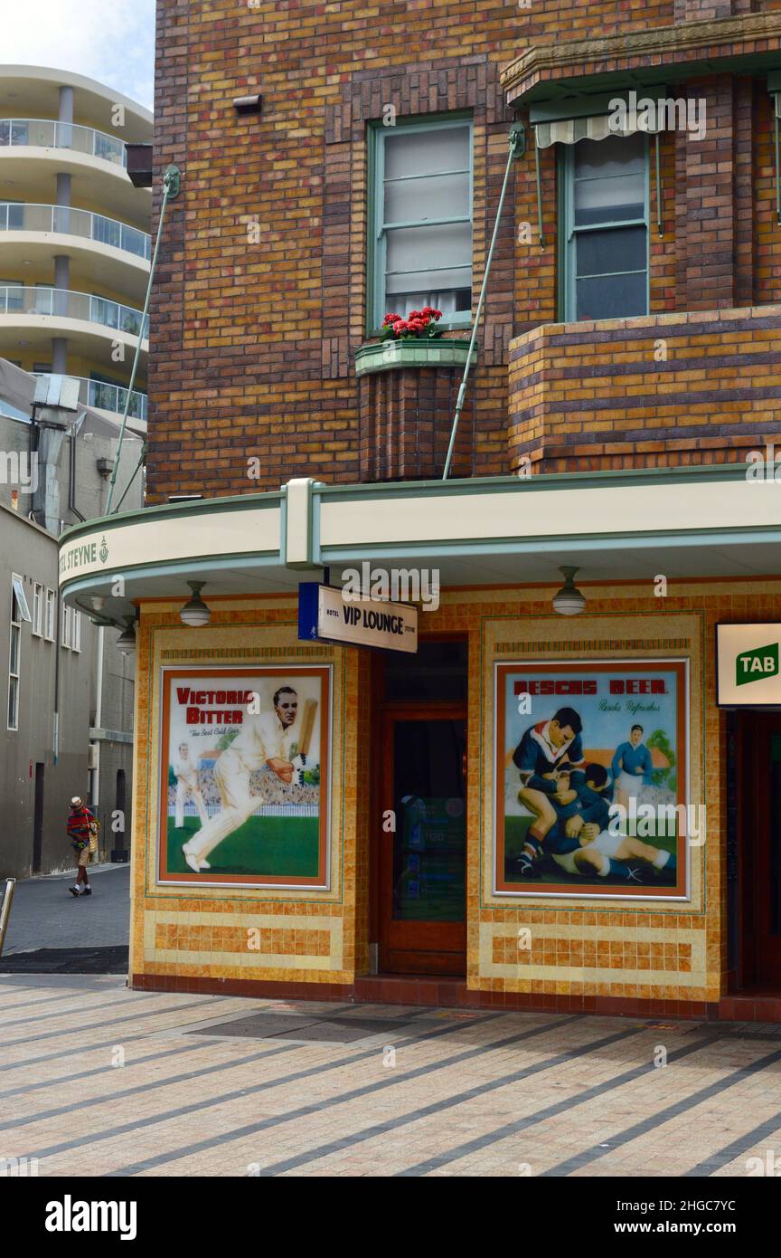 Poster di birra vecchio stile come opera d'arte allo Steyne Hotel a Manly Beach a Sydney, Australia Foto Stock