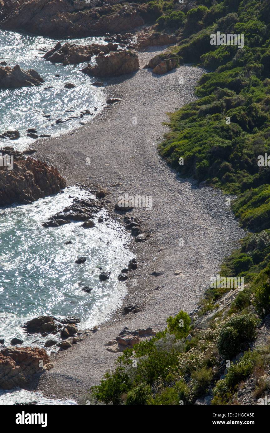 Una spiaggia rocciosa con acqua di mare schiumosa vista dall'alto in formato verticale Foto Stock