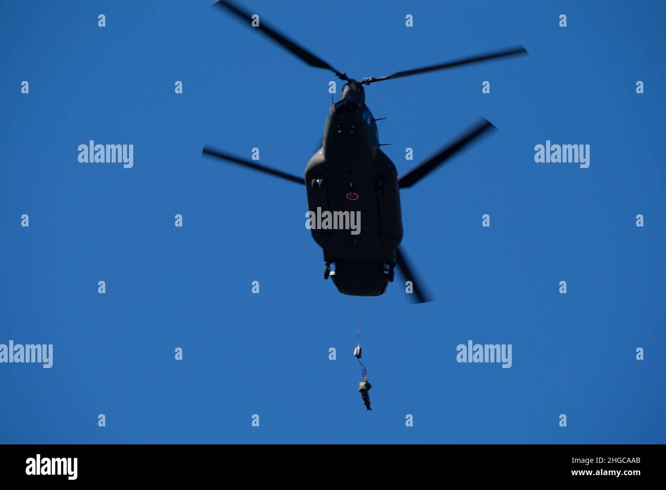 Un paracadutista giapponese della forza di autodifesa di terra dalla Brigata Airborne 1st, salta fuori da un Chinook JGSDF CH-47JA durante l'annuale evento di addestramento di salto di Capodanno a Camp Narashino, Chiba, Giappone, 13 gennaio 2022. Il salto è stato un evento annuale dal 1960s, fatto come preghiera simbolica per il sicuro dispiegamento di paracadute per il nuovo anno. (STATI UNITI Air Force foto di Senior Airman Brieana E. Bolfing) Foto Stock