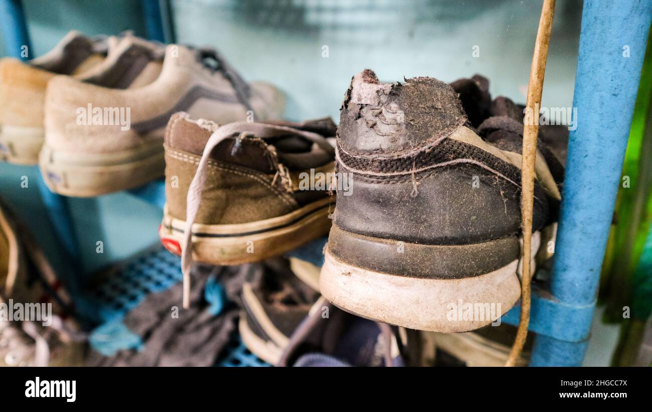 Scarpe indossate ma ancora pronte da indossare Foto Stock