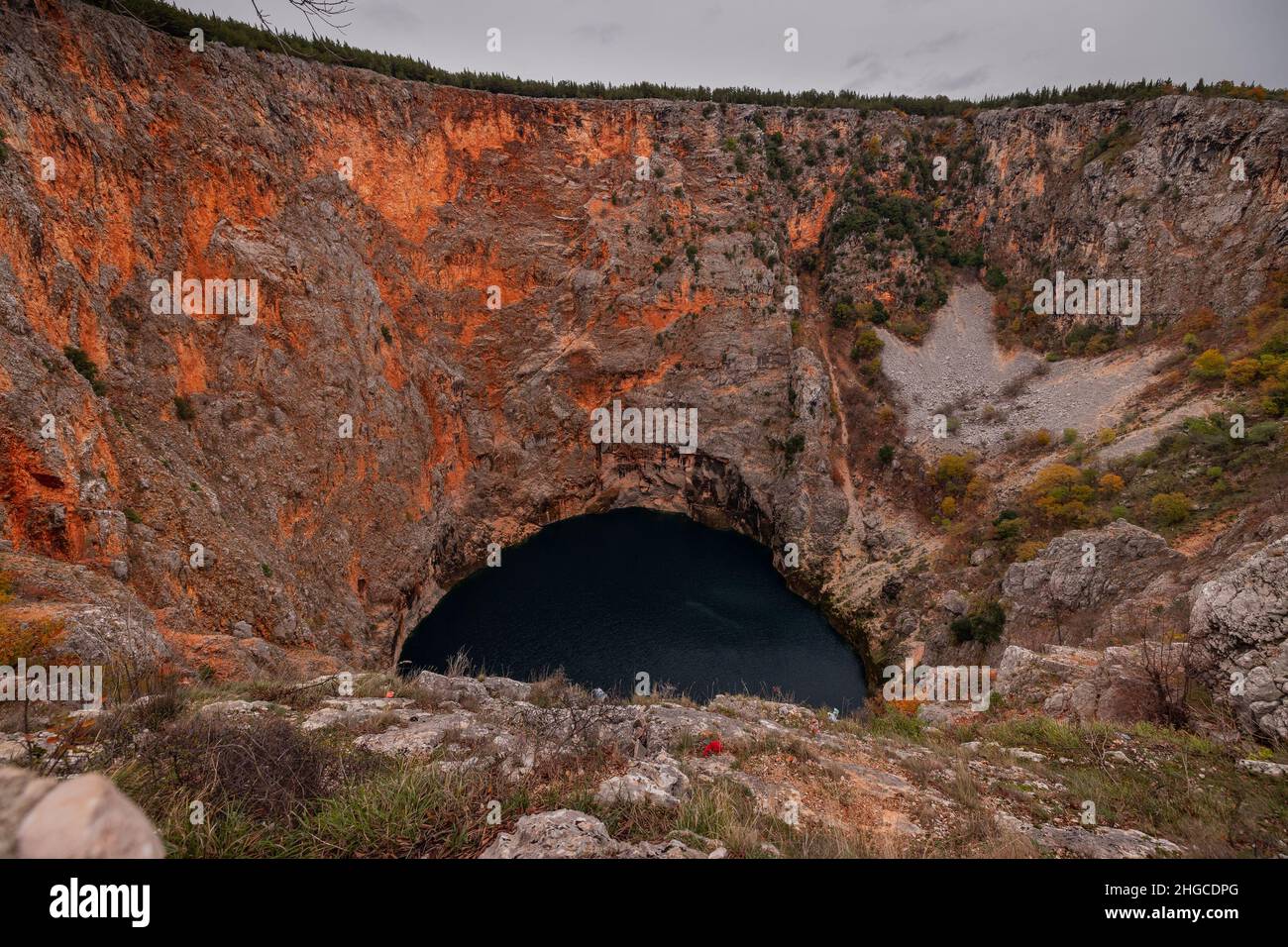 Magnifico e maestoso lago rosso vicino a Imotski, un cratere o un solco in pietra calcarea piena d'acqua, profondo più di 500m. Dicembre sensazione nel Foto Stock