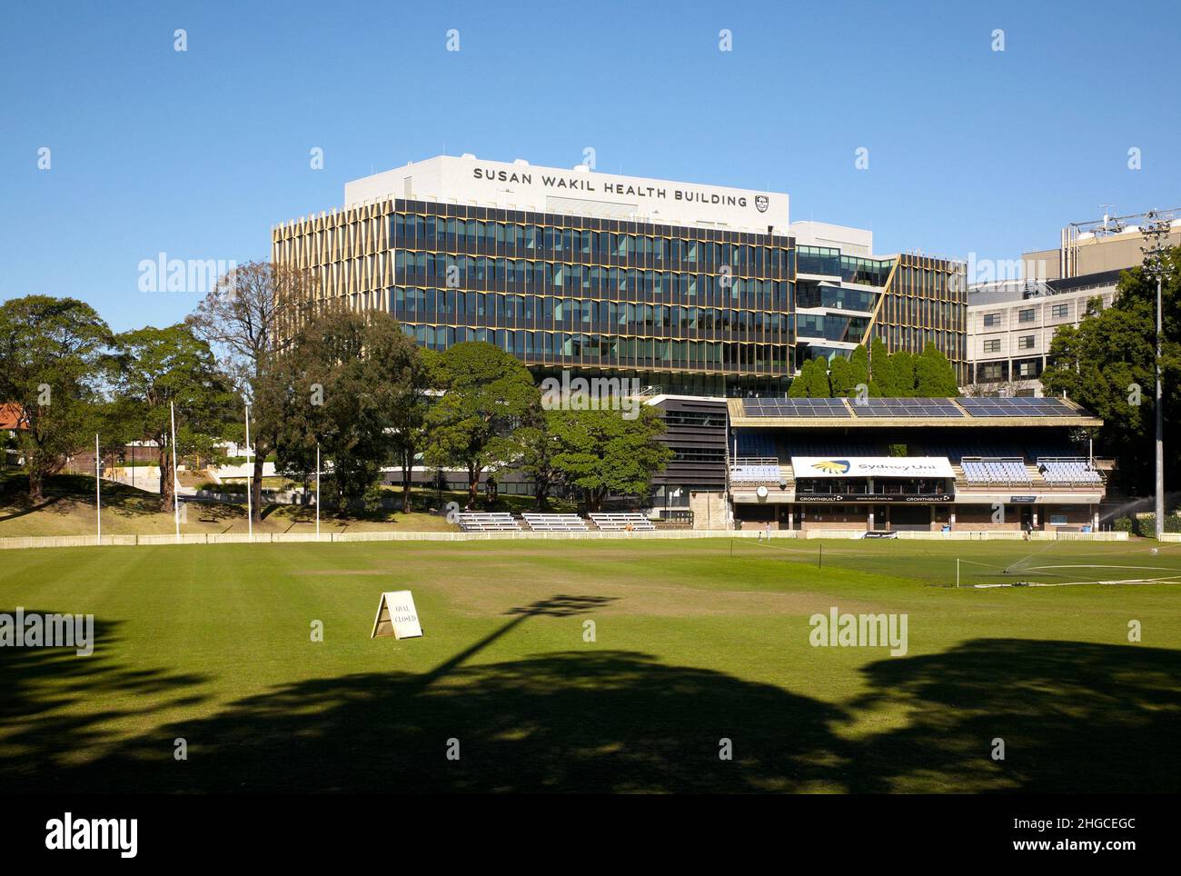 Fotografia a colori di un campo e del Susan Wakil Health Building, Western Avenue, University of Sydney, Camperdown, New South Wales, Australia, 2021. Foto Stock