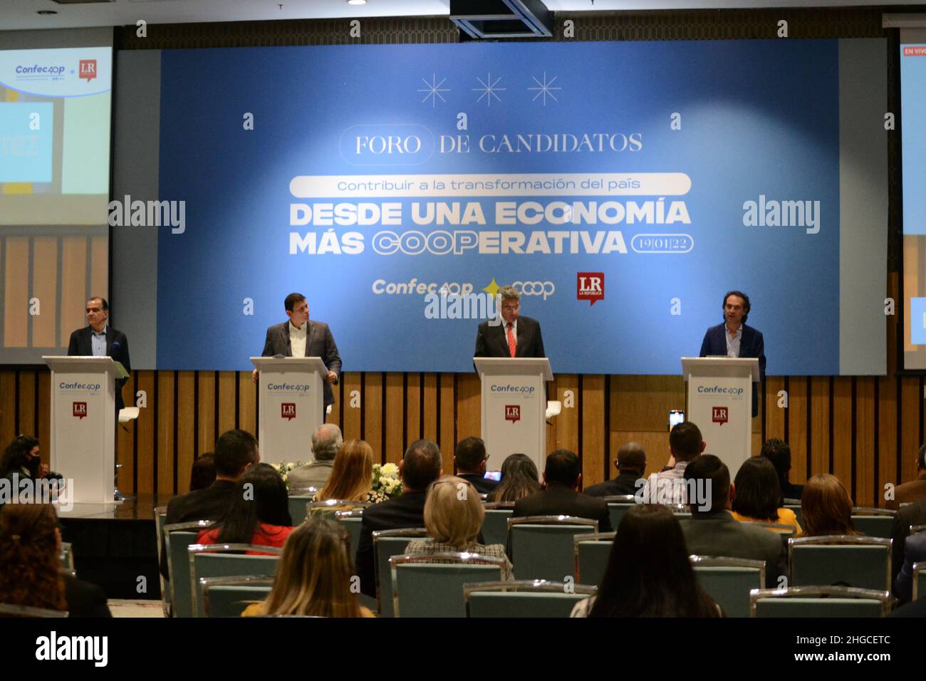 Bogota, Colombia. 19th Jan 2022. I pre-candidati alla presidenza colombiana Oscar Ivan Zuluaga (L) John Milton Rodriguez (CL) Enrique Gomez (CR) e Federico Gutierrez (R) partecipano a un dibattito economico sono stati partiti politici di destra i candidati discutono come parte della loro campagna per la presidenza della Colombia per le elezioni del 2022, a Bogota, Colombia il 19 gennaio 2021. Credit: Long Visual Press/Alamy Live News Foto Stock