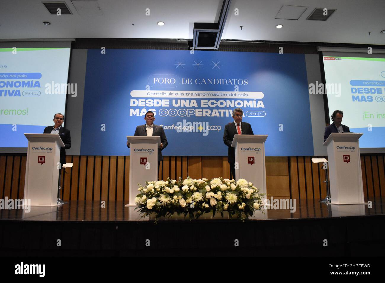 Bogota, Colombia. 19th Jan 2022. I pre-candidati alla presidenza colombiana Oscar Ivan Zuluaga (L) John Milton Rodriguez (CL) Enrique Gomez (CR) e Federico Gutierrez (R) partecipano a un dibattito economico sono stati partiti politici di destra i candidati discutono come parte della loro campagna per la presidenza della Colombia per le elezioni del 2022, a Bogota, Colombia il 19 gennaio 2021. Credit: Long Visual Press/Alamy Live News Foto Stock