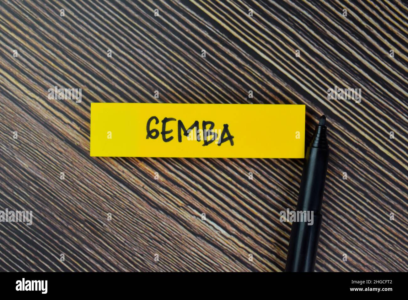 Gemba scrivere su note appiccicose isolate su tavola di legno. Foto Stock