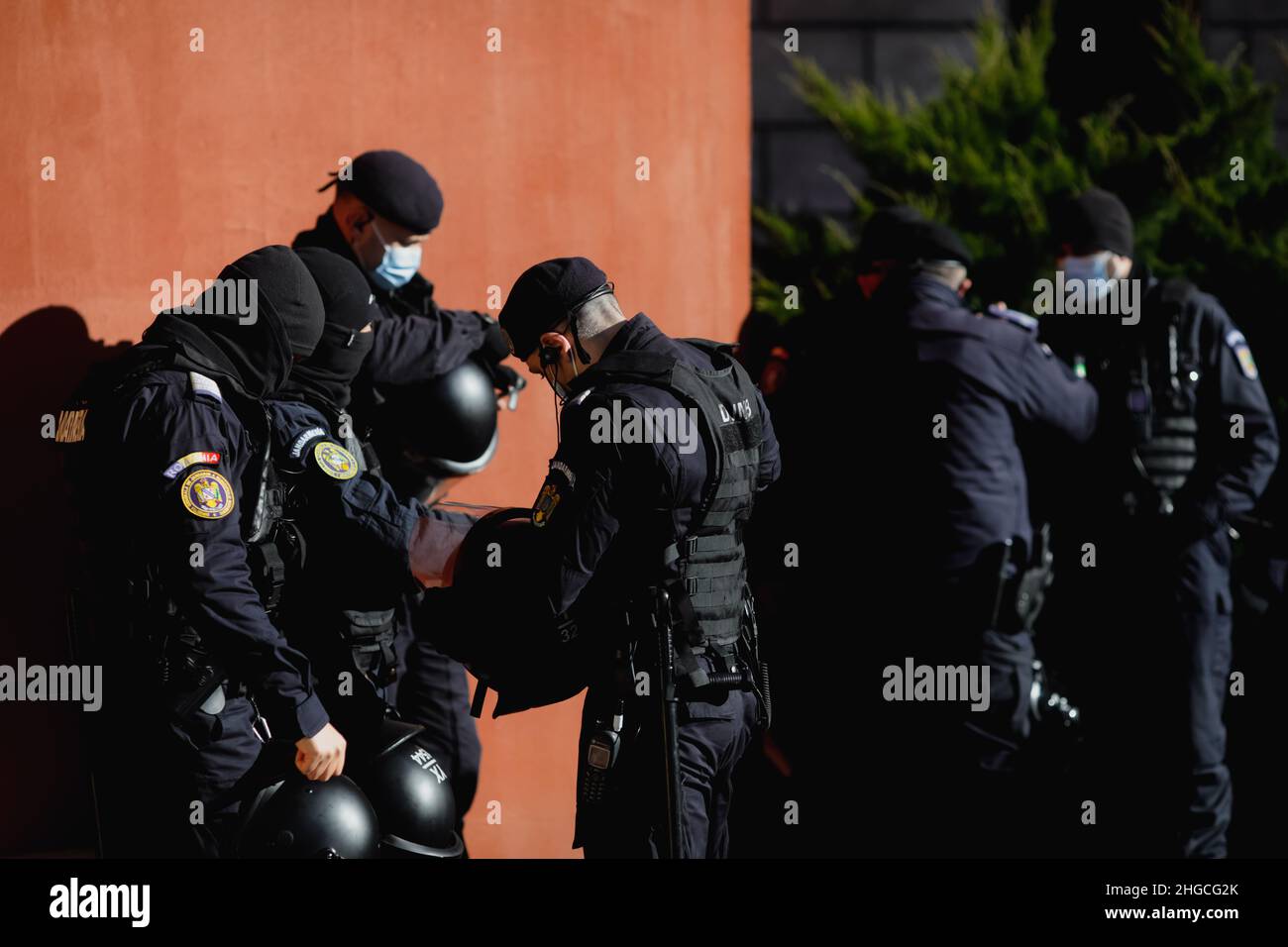 Bucarest, Romania - 19 gennaio 2022: I jandarmi rumeni (polizia di sommosse) si preparano durante una protesta. Foto Stock