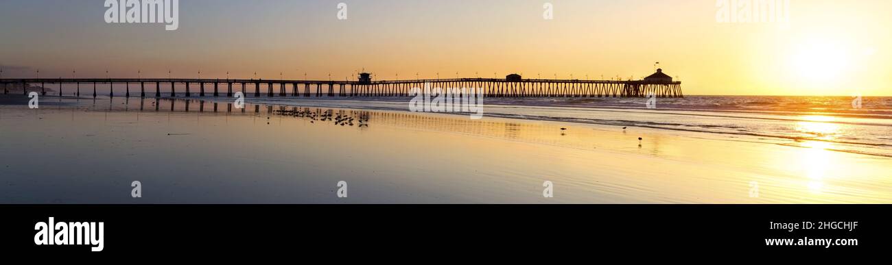 Panoramica Oceano Pacifico Tramonto Sky su distante Imperial Beach struttura in legno Molo su Skyline a San Diego, California meridionale Stati Uniti Foto Stock
