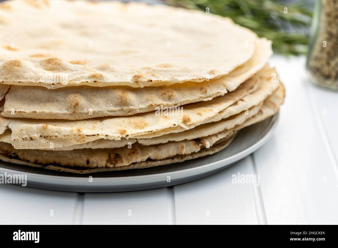 Pane arabo. Pane pita piatto su tavola bianca. Foto Stock