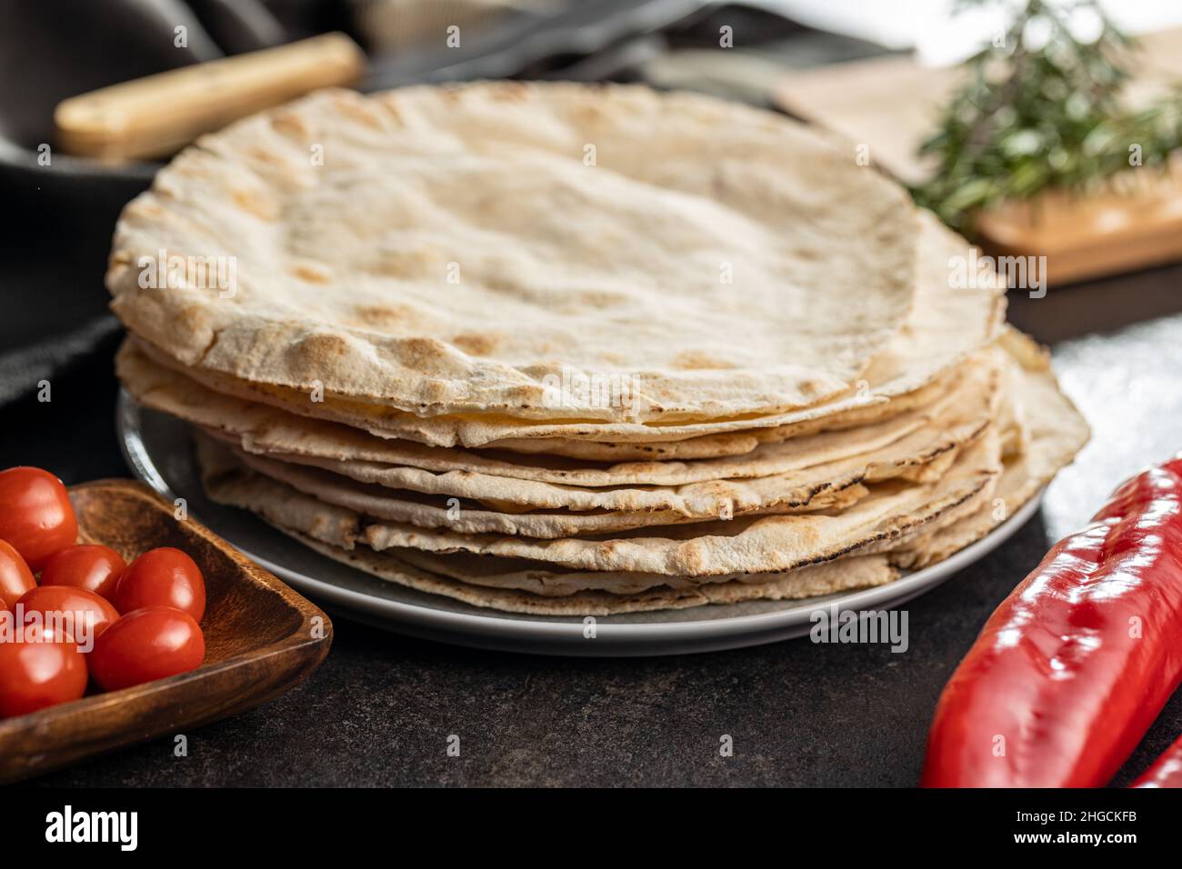 Pane arabo. Pane pita piatto su tavola nera. Foto Stock