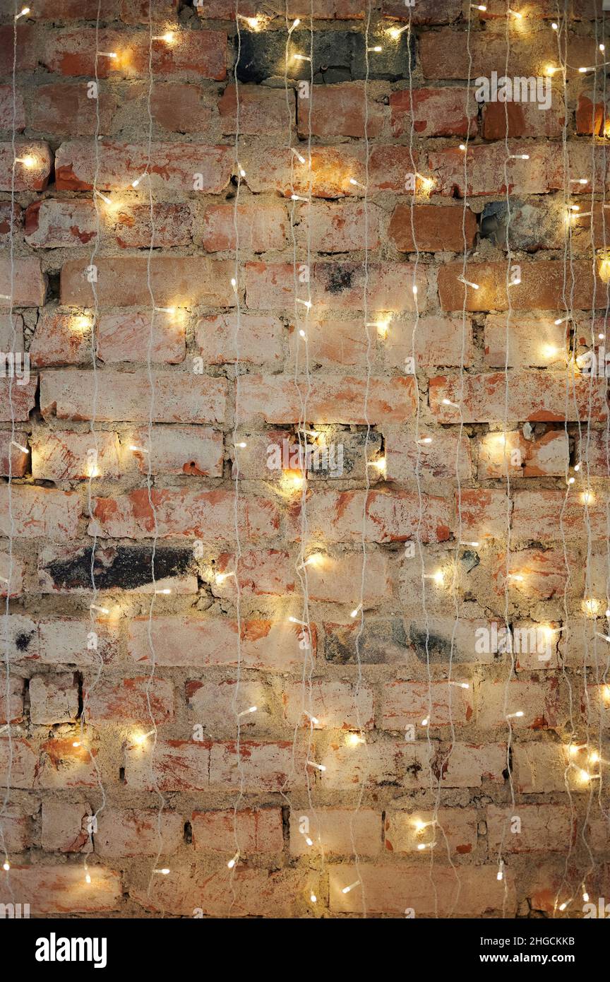 Muro di mattoni rossi con luci natalizie vista piatta Foto Stock