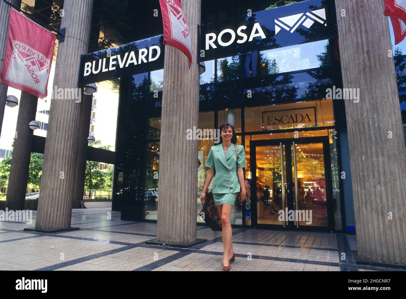 Spagna Barcellona centro commerciale bulevard rosa giovane bella donna Foto Stock