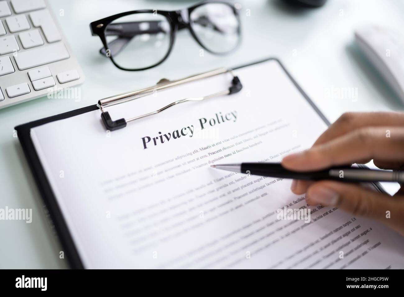Informativa sulla privacy e accordo legale. Contratto di lettura uomo Foto Stock