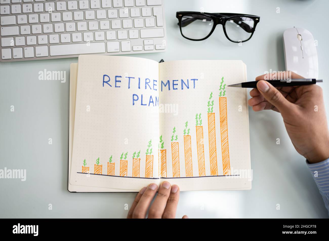 African American Men risparmio di denaro per pensione e pensione Foto Stock