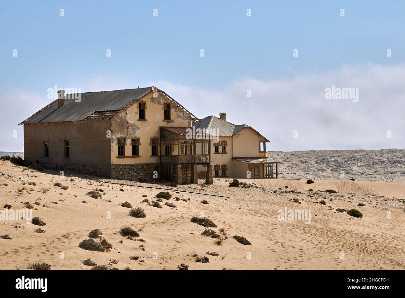 Edifici abbandonati nel deserto del Namib, Kolmanskop città fantasma, Namibia Foto Stock