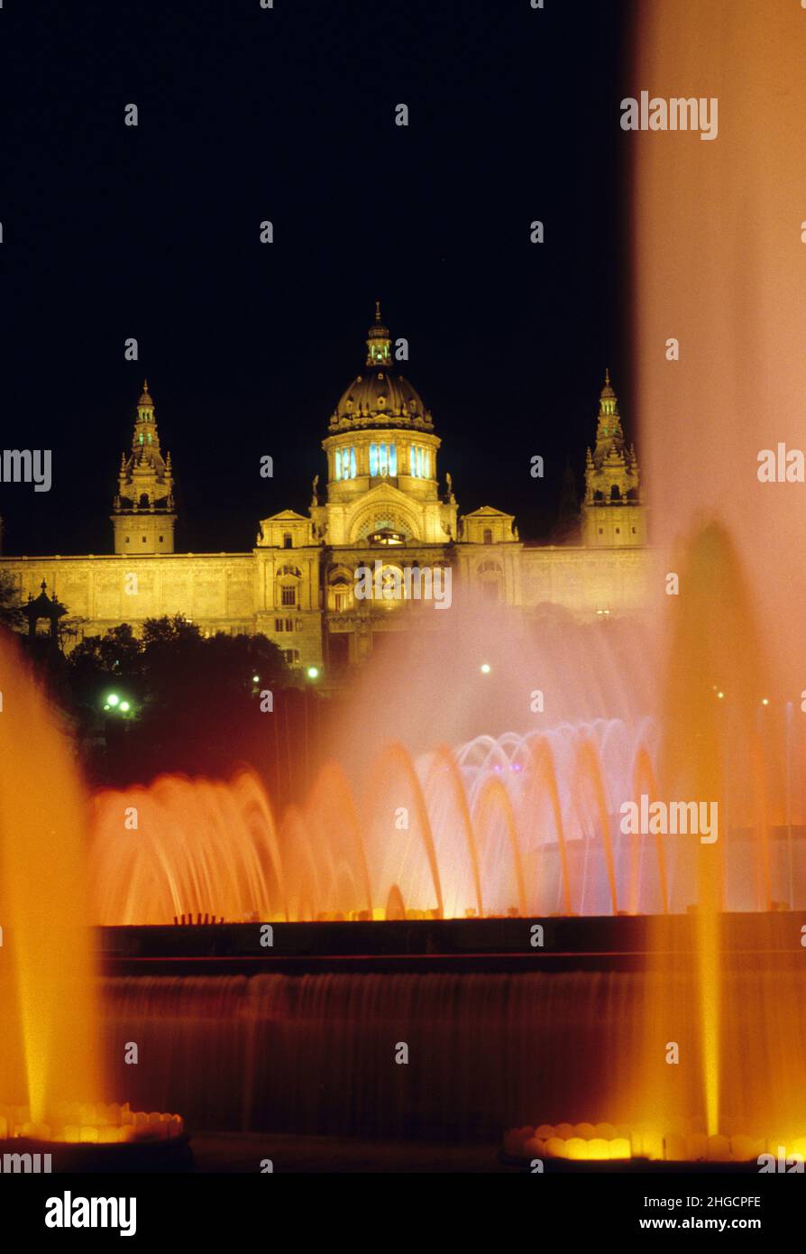 Spagna Barcellona palazzo nazionale colorato fontane cascate Foto Stock