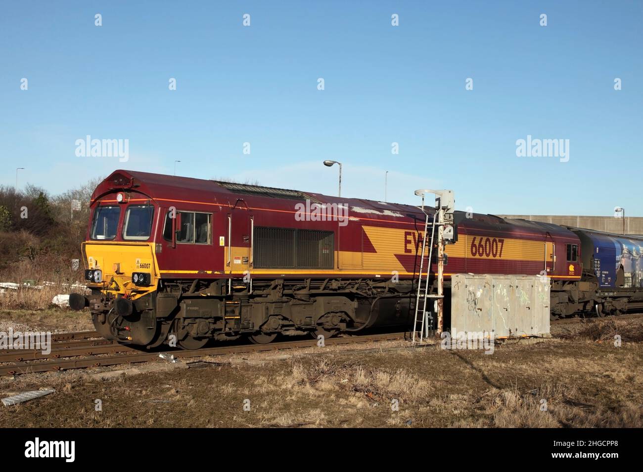 La classe DBS 66 loco 66007 trasporta il servizio di biomassa della centrale elettrica 1215 Immingham a Drax sulla linea di evenienza merci attraverso Scunthorpe il 18/1/22. Foto Stock