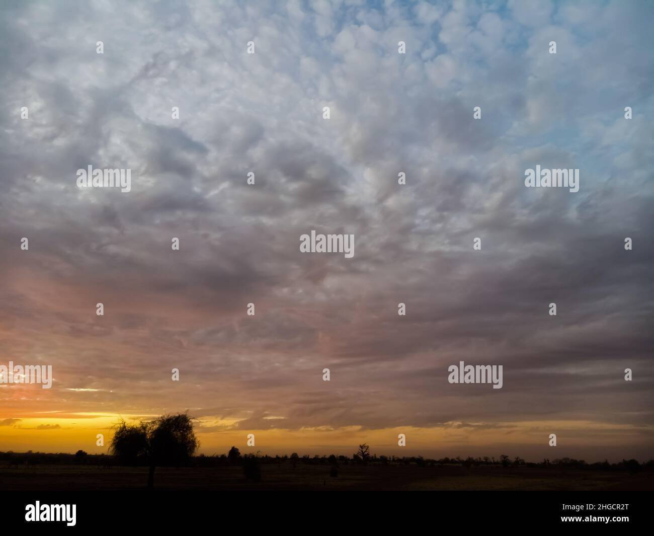 Le nuvole di Strom nel cielo arancione Foto Stock