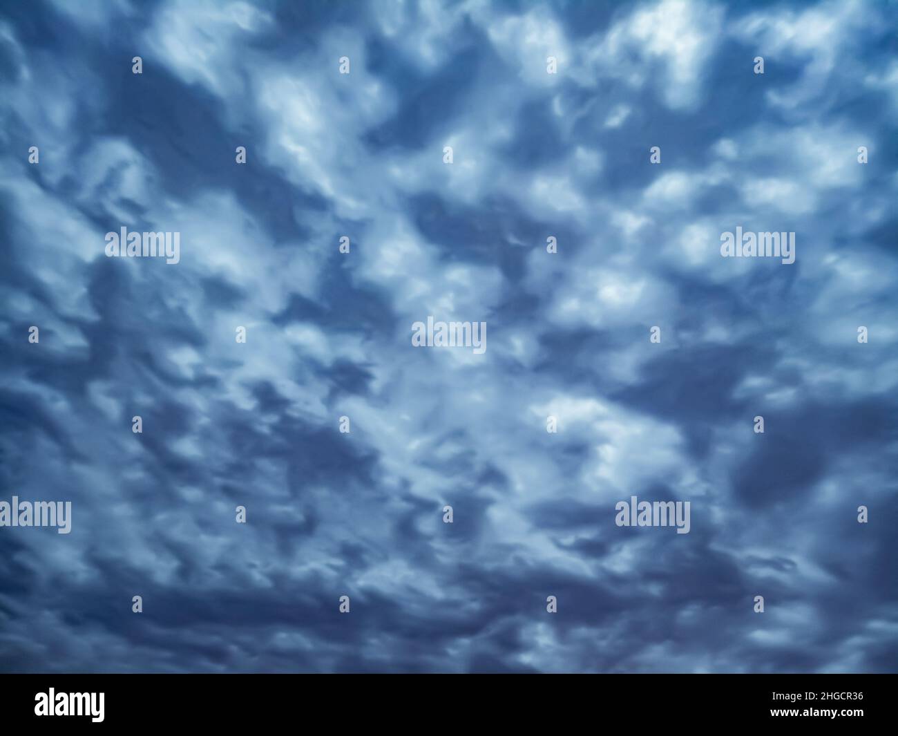 Nuvole scure nel cielo blu Foto Stock