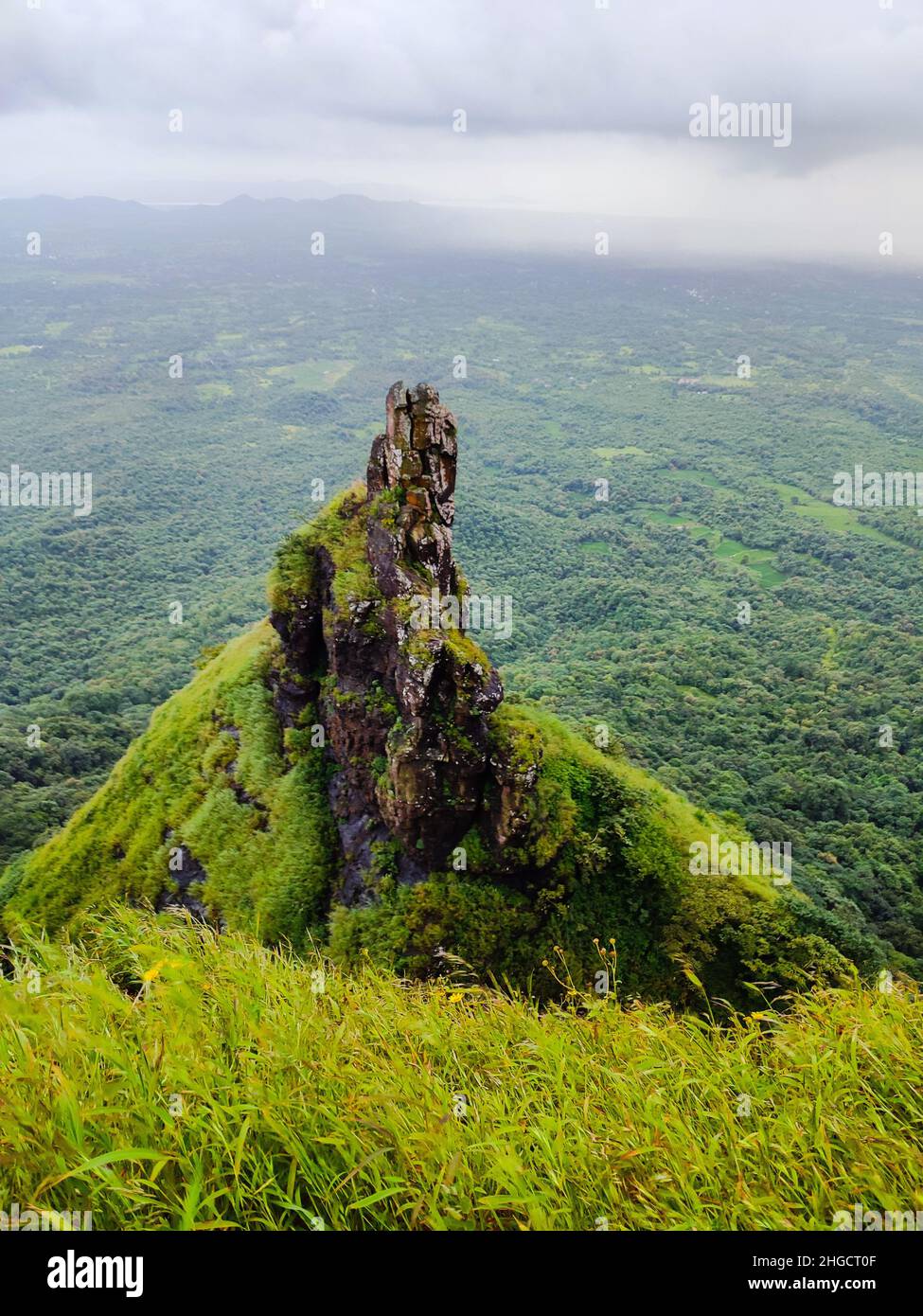Big Stone in cima alla collina, splendida vista montagna con nuvole bianche Foto Stock
