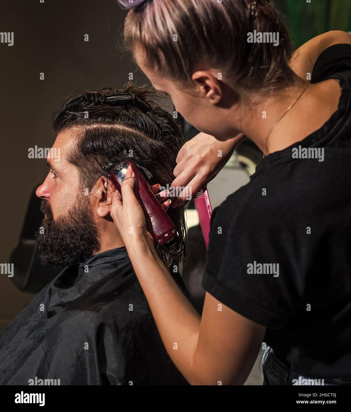Master Barber esegue lo styling e l'acconciatura con rasoio elettrico per  ragazzo, Concept Barbershop Foto stock - Alamy
