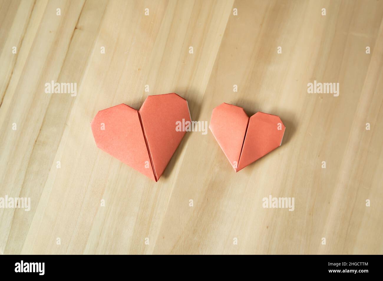 Cuore Origami su tavola di legno Foto Stock