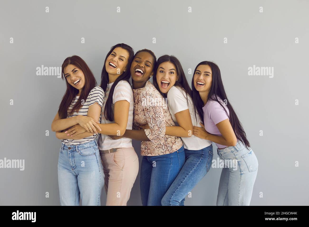 Ritratto di gioie ragazze multietniche millenarie si divertono insieme Foto Stock