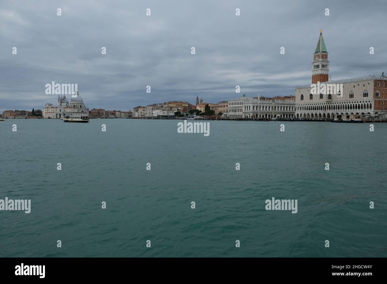 Una visione generale di Venezia dopo che il governo ha imposto un blocco virtuale sul nord Italia. Venezia, Italia Marzo 14 2020. (MVS) Foto Stock