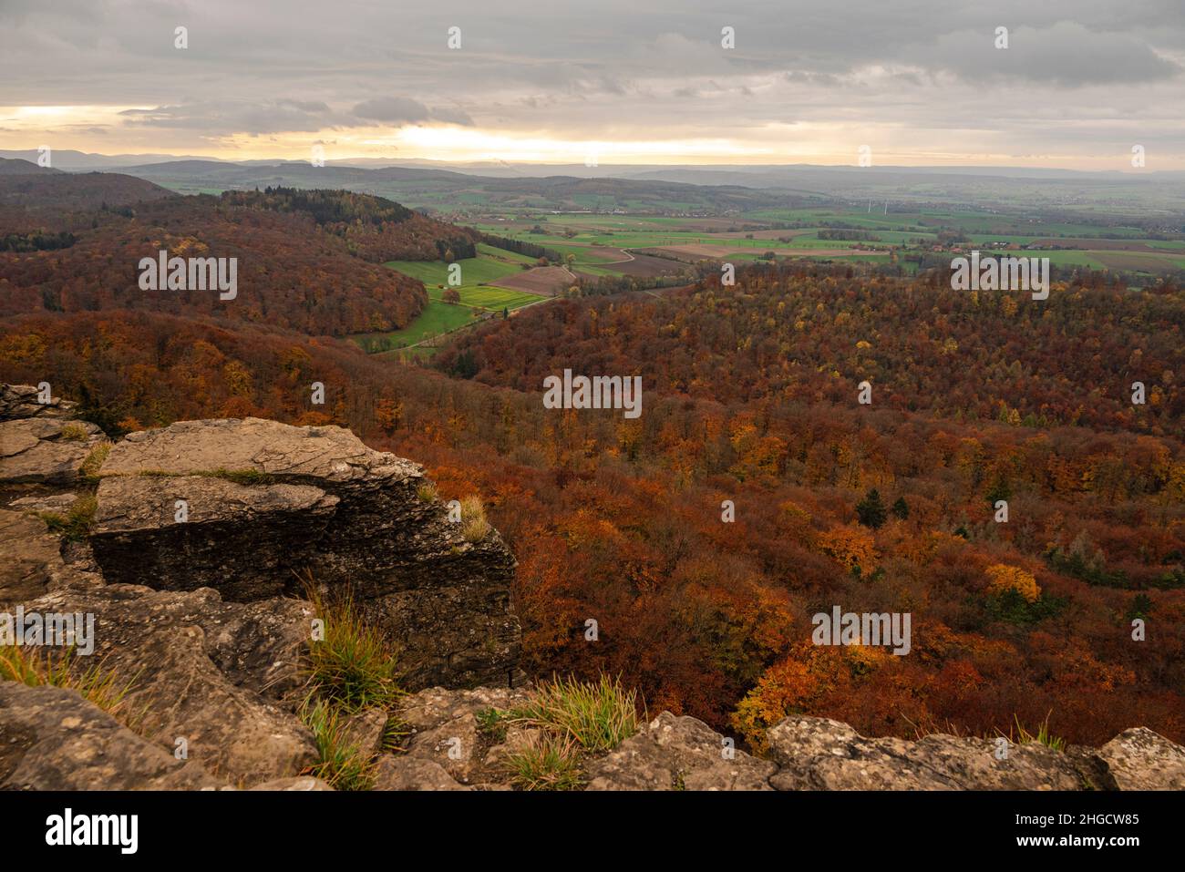 Magnifica vista panoramica su un paesaggio forestale autunnale, visto dall'altopiano roccioso di Hohenstein, Süntel, Weser Uplands, bassa Sassonia, Germania Foto Stock