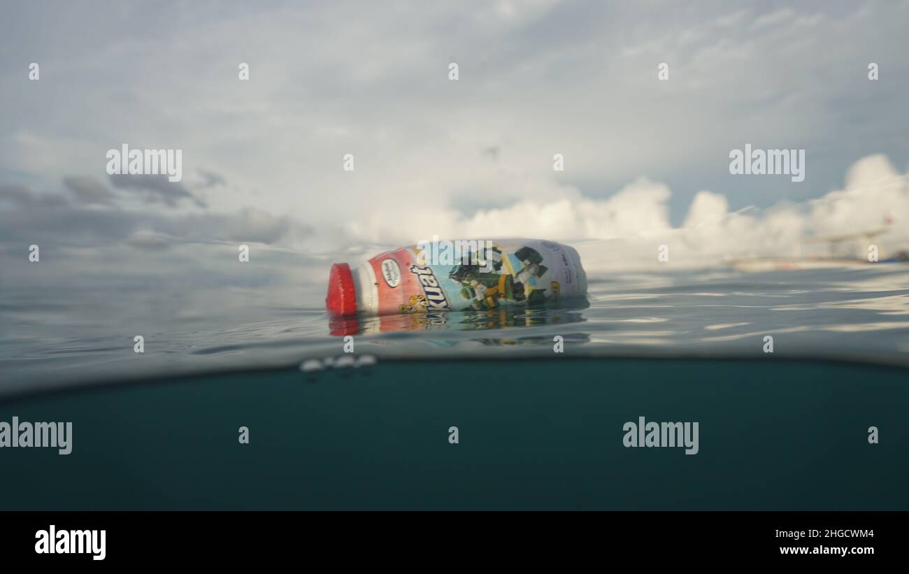 Plastica oceanica che sgocciolano da Nusa Penida, Indonesia Foto Stock