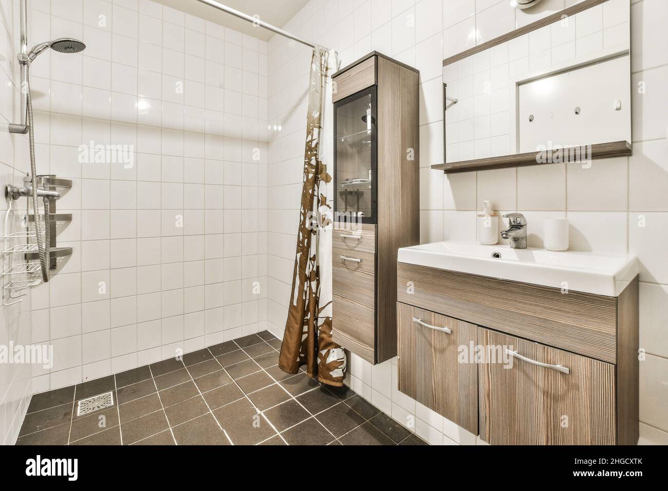 Il bagno con doccia era stupendo ed elegante, con armadietti in legno Foto Stock