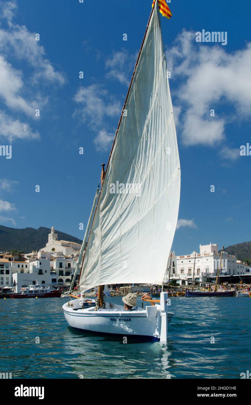 Spagna costa brava cadaqués tradizionale catalano peschereccio villaggio di Dali Foto Stock