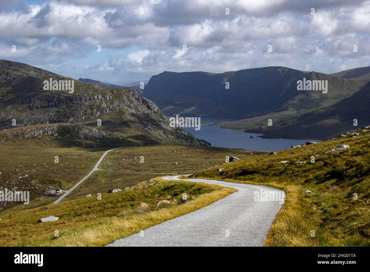 Piccola strada che conduce verso il Capo Ovest, la parte più occidentale della Norvegia continentale Foto Stock