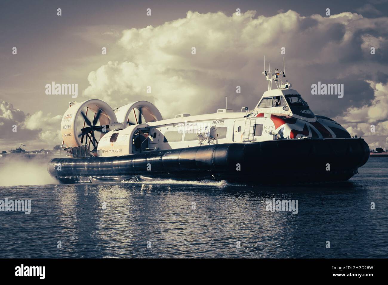 Hovercraft proveniente dall'Isola di Wight a Southsea in una bella giornata limpida Foto Stock