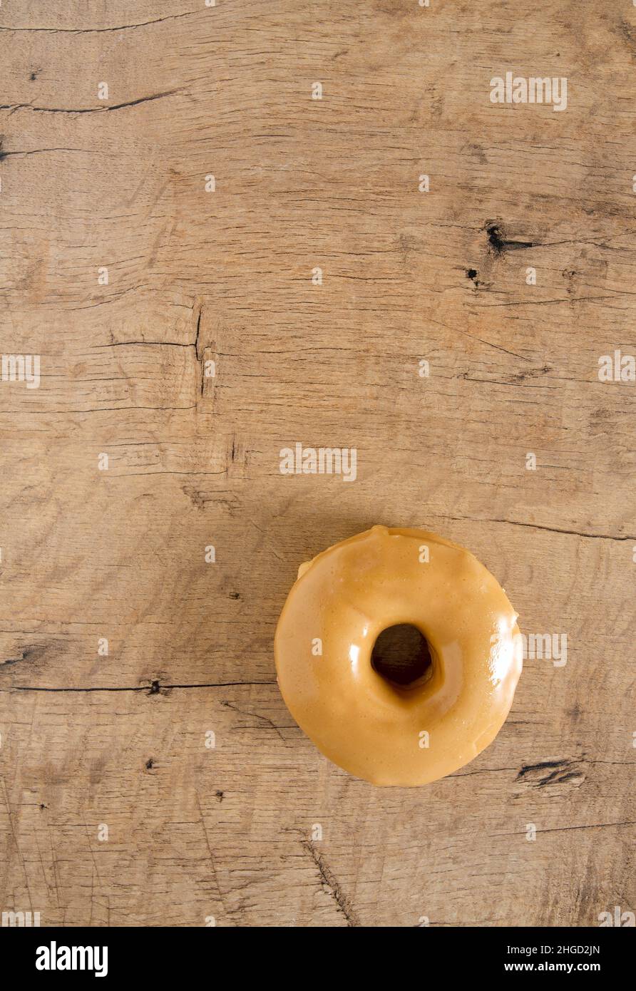 ciambelle su superficie di legno Foto Stock