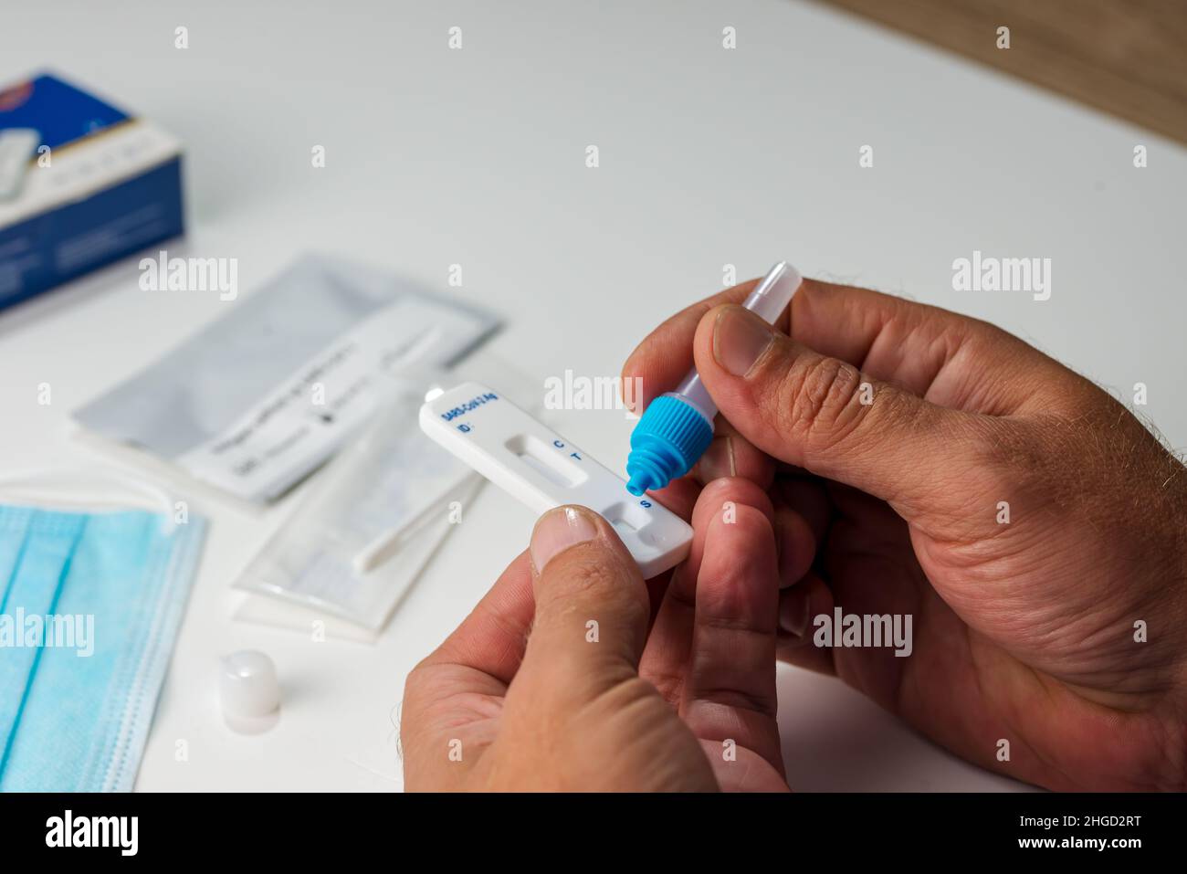 Kit nasale ATK SARS Cov 2 coronavirus Rapid Antigen Test. Corona virus test bambino a casa. Foto Stock