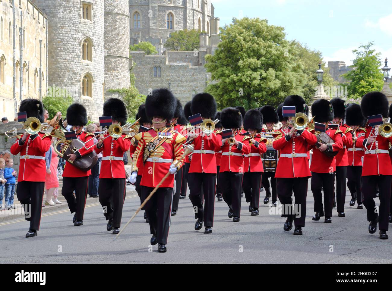 Una banda militare si sposa durante il cambio delle guardie al Castello di Windsor, nel Berkshire, Regno Unito Foto Stock
