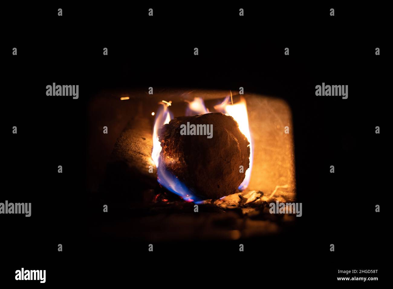 Un fuoco che brucia nel forno Foto Stock