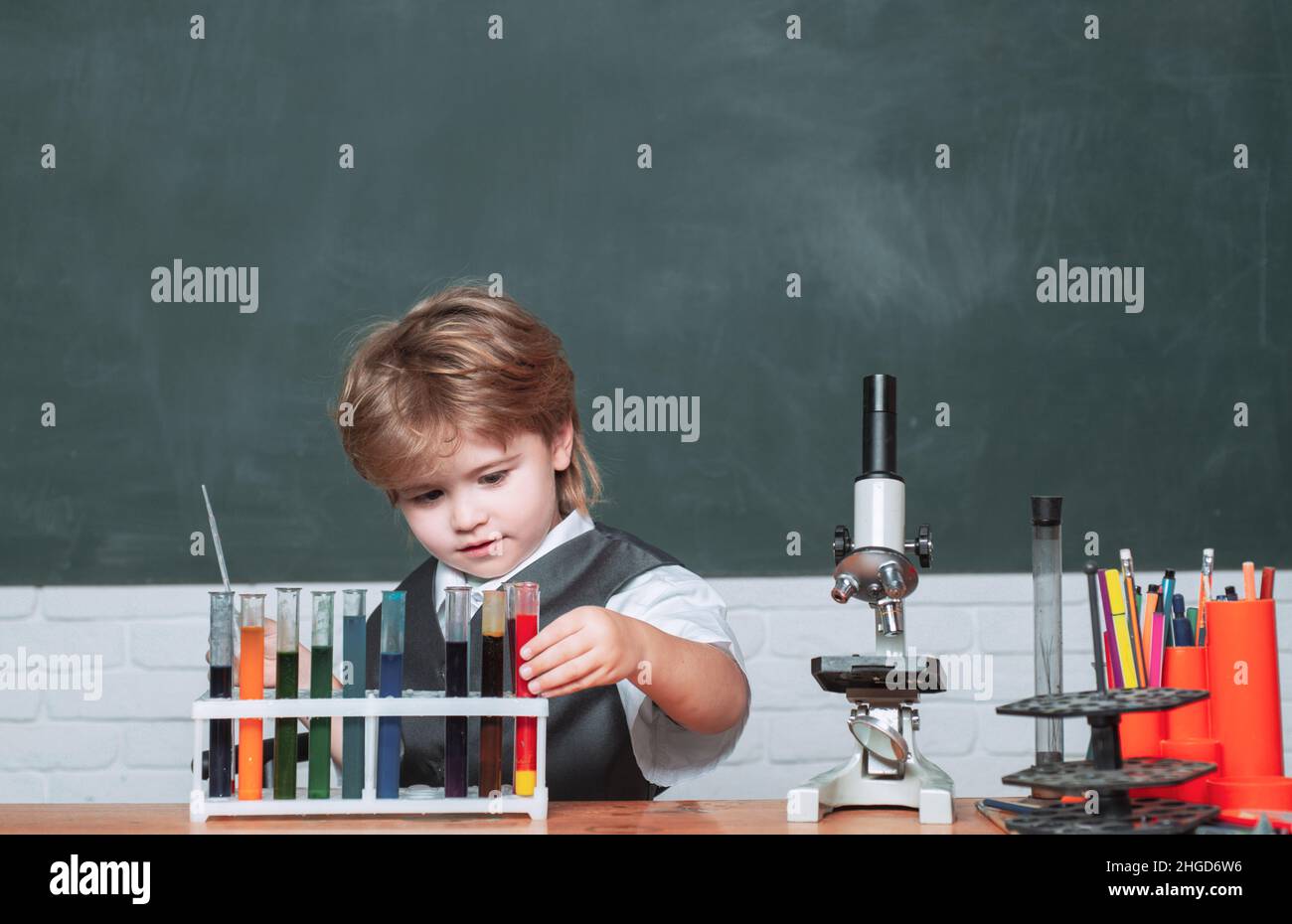Lezione di chimica. Lezioni di chimica scolastica. Prima classe. Bambini piccoli a lezione di scuola. Istruzione. Ritorno a scuola e happy time. Scienza. Scienza Foto Stock