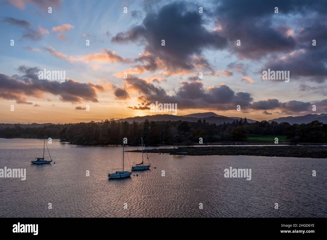 vista elevata del tramonto sul lago windermere con barche all'ancora Foto Stock