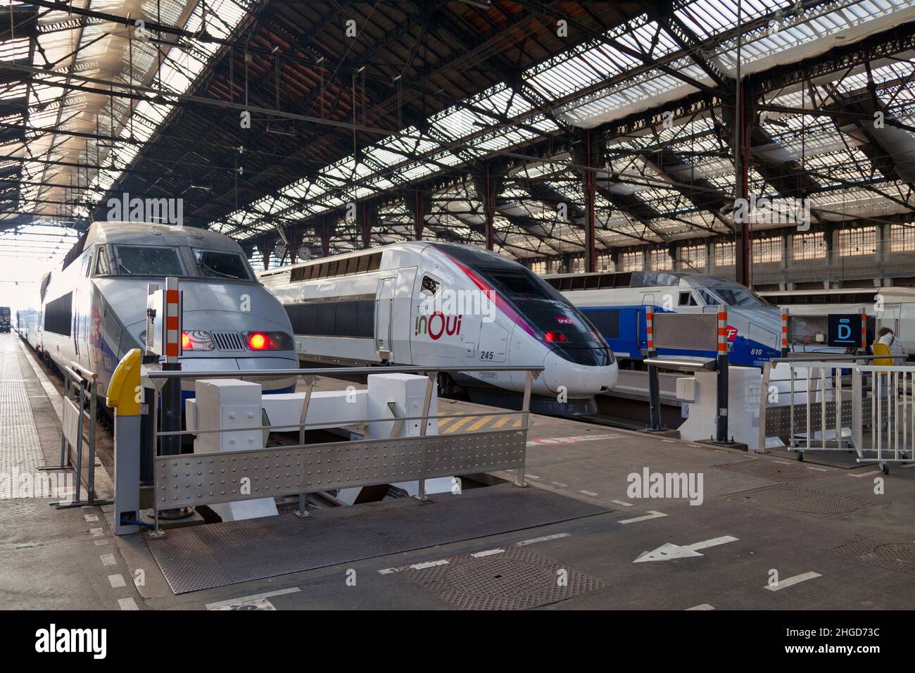 Parigi, Francia - 21 2019 marzo: Quattro TGV affiancati pronti per la partenza alla Gare du Nord. Foto Stock