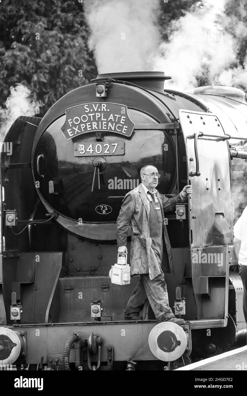 Primo piano della locomotiva a vapore d'epoca 34027 (con cartello Footplate Experience) in attesa di partenza sulla linea ferroviaria britannica Severn Valley Heritage. Foto Stock