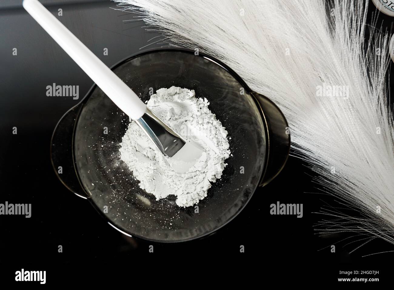 Polvere bianca di caolino di argilla grado cosmetico per maschera facciale  e trattamenti termali. Colori bianco e nero Foto stock - Alamy
