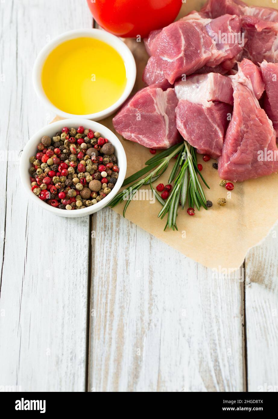 carne cruda del collo di maiale tagliata a pezzi su tavola di legno Foto Stock